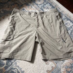 Men’s cargo Columbia shorts